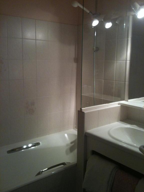Hôtel des Voyageurs Saint-Chely-d'Aubrac Quarto foto